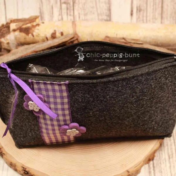 Kosmetiktasche Filz dunkelgrau mit Bordüre lila - kosmetiktasche filz handmade grau lila utensilientasche (1)